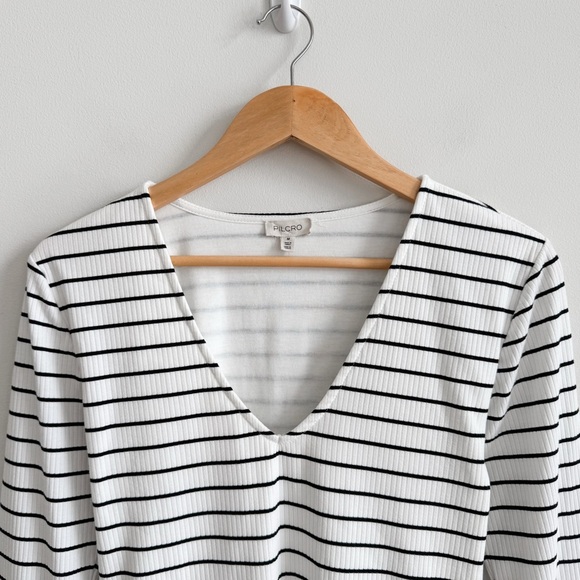 ANTHROPOLOGIE • Pilcro Scoop-V Bodysuit in Ivory/Black - Picture 4 of 15